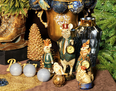 手工制作的新年树蜡烛和玩具20年标志新树蜡烛和玩具的背景下在大鼠年前夕盛装着饰玩具小老鼠的夹克外套和优雅的服装新年庆典概念在大鼠图片