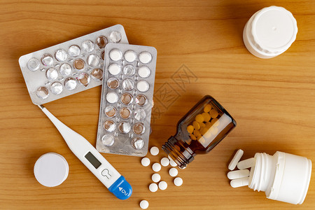 预防抗生素补给品木桌上的数字温度计和各种药物数字温度计和各种药物图片