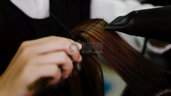 技能理发厅概念男理发师使用吹机烘在洗过程结束后给女客户干湿头发一种所有者图片