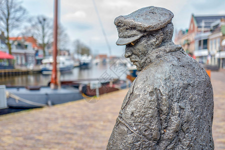 中央荷兰莱默市中心的DeLemersterFiskerman雕像由BertKiewiet创建社论户外帆船背景