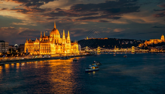 建筑学城市景观镇布达佩斯多瑙河上饥饿的议会和连锁桥之景晚夜图片