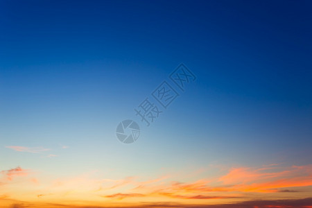 乡村或海滩多彩云的日落天空蓝色亮明的黄昏天空气背景草地天际线抽象的图片