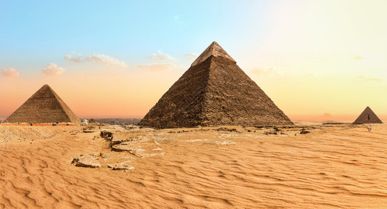 文化世界旅游埃及沙漠中著名的吉萨金字塔埃及沙漠中著名的吉萨金字塔图片
