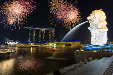 玛丽娜湾沙酒店前的Merlion喷泉神话旅游雕塑图片