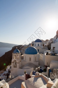 旅游的蓝色OiaSantorini的蓝穹顶和钟楼海图片