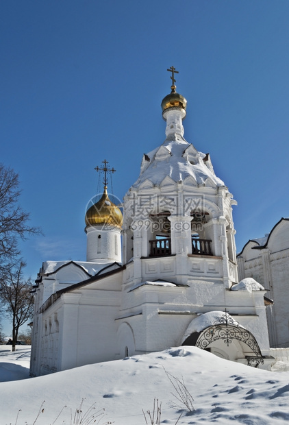 俄罗斯SergievPosad的圣帕拉斯科瓦教堂阳光明媚的冬季日著名叉英石图片