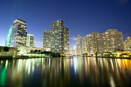 高楼美国佛罗里达州迈阿密市中心的天线和晚上BrickellKey蓝色的黄昏图片