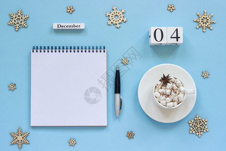 布局作品躺着12月4日含棉花糖和恒星火的可杯用笔纸和雪花在蓝背景上空开的注解纸用笔和雪花放在蓝色背景上的白纸条Flatflatp图片