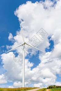 清洁能源生态环保型电源帮助减少全球暖化风车在天空背景上的影响在气候背景下清洁能源生态友好型电源可帮助减少全球变暖风车WindMi图片