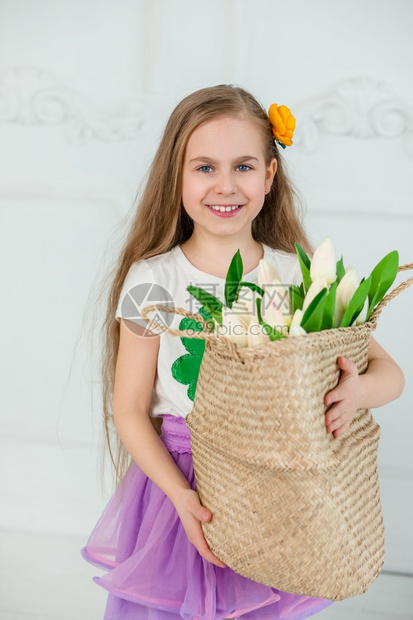 优胜者喜庆的在圣帕特里克斯节带着一锅金子的小快乐女孩一个美妙的节日喜庆给圣帕特里克斯节带一壶金子的小女孩极好图片