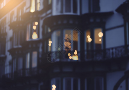 在豪华酒店大楼前的外面闪发光在英国夜市街道上闪亮的画面中有柔软的灯光城市景观发的图片