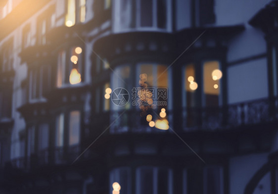 在豪华酒店大楼前的外面闪发光在英国夜市街道上闪亮的画面中有柔软的灯光城市景观发的图片