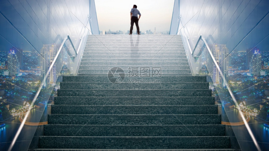思维双接触的商人爬上通往城市的楼梯野心概念和成功商业的这些都取得了成功在通往城市的楼梯顶端超级英雄套装图片