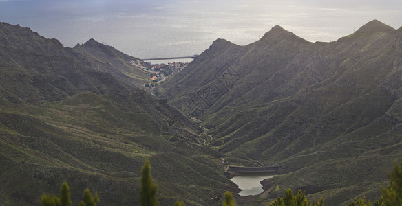 风景火山爬坡道在西班牙加那利群岛特纳里费Tenerife后方有村庄和海洋的阿纳加山脉图片