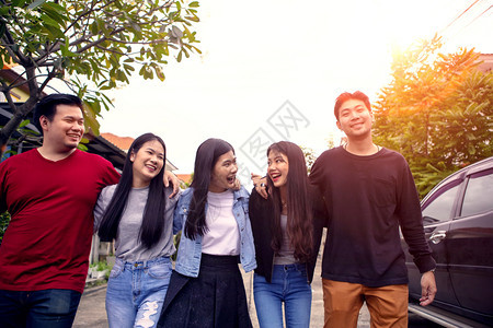 亚洲人一群裔年轻男人和女带着快乐的情感放松牙齿般笑容庆典请享用图片