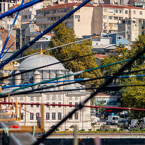 加拉塔运动在金角上空的一座桥有许多鱼棒被持其背景是市中心常见的图片
