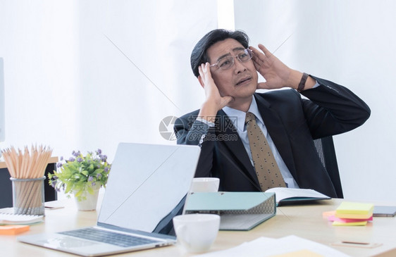 男健康失败一位年长的亚洲人对企业年度报告感到担忧和压力图片