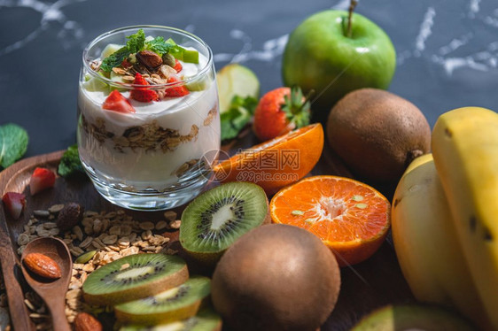 麦片猕猴桃燕特写营养酸奶桌上有许多水果食品美和饮料概念有机甜点主题图片