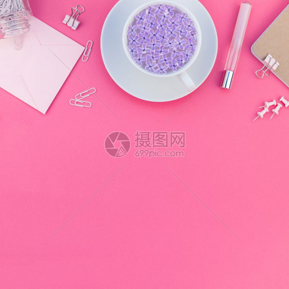 办公室台最上视平楼设计办公室用品和茶杯在明亮粉红彩色纸背景简洁风格的最小丝式女博客社交媒体广场模板上提供复制空间信口红桌面图片