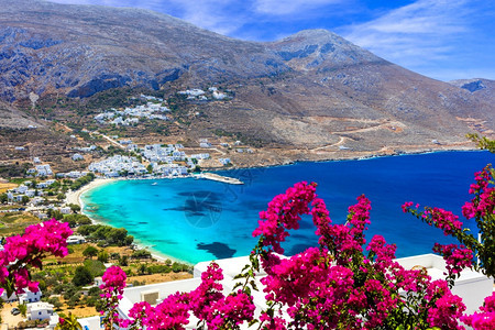 真实的希腊美丽阿摩戈斯岛以绿水Aegialis的海滨之景观滩地中图片