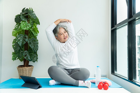 居家运动拉伸的老年女性图片