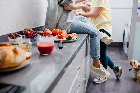 准备配料简单健康食品概念在家庭厨房烹饪蔬菜夏沙拉的开心朋友幸福图片