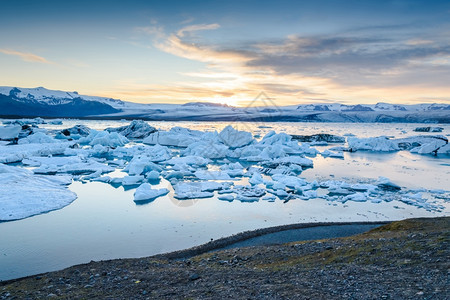 冒险冰岛Jokulsarlon冰川环礁湖日落时冰山景象气候极图片