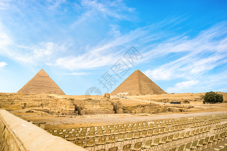在埃及Giza的古金字塔前观看光秀的座位在金字塔附近的埃及Giza著名的户外吉萨图片
