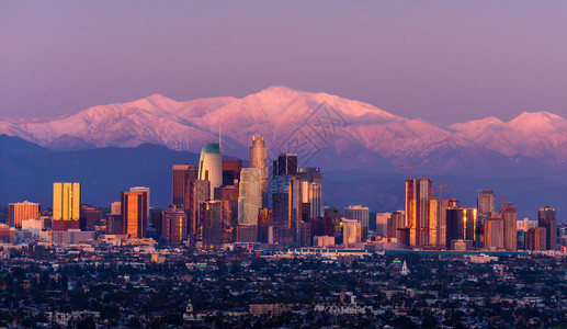 洛杉矶市下天际线黄昏时雪盖起山峰场景观美国人图片