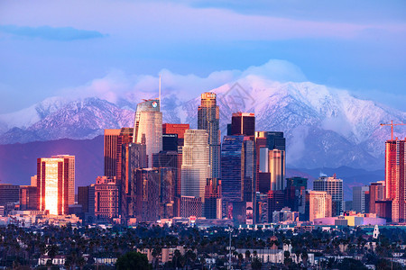 下午城市洛杉矶下天线日落时雪将山峰压在后面安吉利斯图片