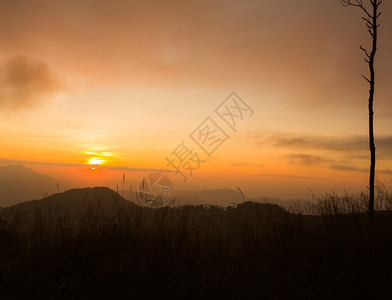 山中的日落出实际的沙漠图片