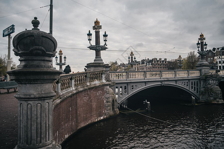 阿姆斯特丹的古老桥有城市风景欧洲大厦旅游图片