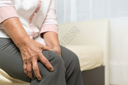 膝关节疼痛的老年妇女图片