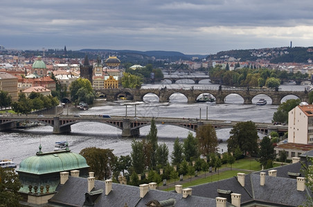 旅行古老的水布拉格伏尔塔瓦桥的视图图片