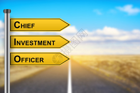 信息老板成功首席投资干事或在背景模糊的黄色道路标志上用词图片