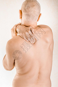 脊背疼痛的老年男性图片