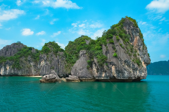 异国情调石灰越南哈隆湾东亚海洋和岩石岛屿的景象海图片