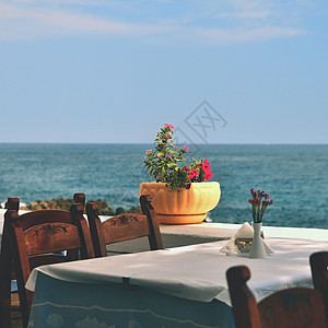 空的一张希腊酒馆封面桌和一份旅行节假日的夏季背景材料蓝色的太阳图片