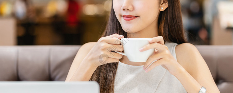 发短信商业班纳网页或封面模板在现代咖啡店或工作场所与窗户镜子贾潘尼钦朝韩人生活方式和日常概念相邻的亚洲年轻女在现代咖啡店或合用空图片