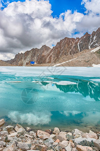吉尔斯坦荒凉在尔斯阿拉图山的迪基纳湖附近极美的山区风景与松绿湖反射最顶峰PicturesquetheAdyginelake附近阿图片
