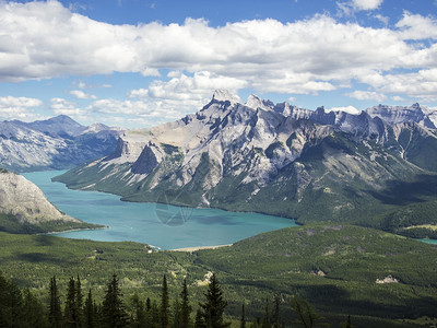见过景观从ClevelCirque轨迹的顶端可以看到加拿大落基山脉Banff公园中的明尼温卡湖在冰川面粉和淤泥中反光时以柔软的蓝图片
