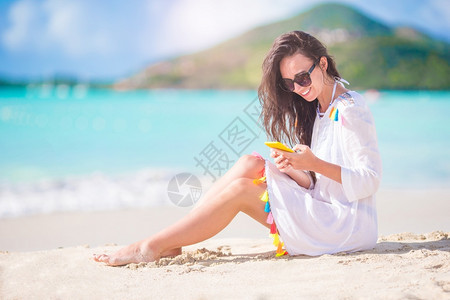 海边度假的女人图片