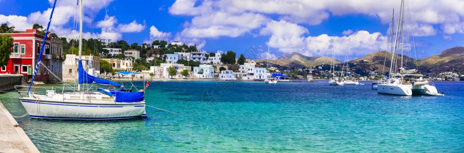 如画镇美丽的希腊海岛LerosDodecanese与帆船的AgiaMarina美景丽的希腊海岛Dodecanese假期图片