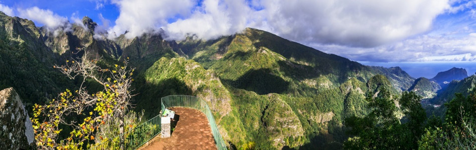 景观户外逃脱马德拉岛的自然风景在山上徒步出行游客走着令人惊叹的观光之旅VeredadosBalcoes背景图片