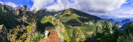 景观户外逃脱马德拉岛的自然风景在山上徒步出行游客走着令人惊叹的观光之旅VeredadosBalcoes图片