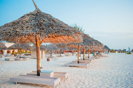 沙滩遮阳伞和休息椅图片