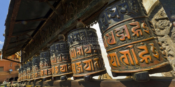 旅游观光地点藏铜祈祷车斯瓦扬布哈拉寺猴庙教科文组织世界遗产锡派加德满都尼泊尔亚洲经典的图片