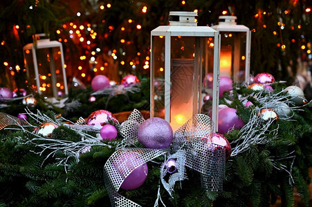 圣诞背景绿灯树上有紫色装饰品的红灯美丽模糊抽象彩色的灯光在背景中为节假日冬季和新年创造概念一种季节自然图片