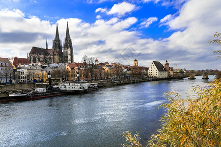 德国美丽的城镇位于多瑙河的德国巴伐利亚陆地标志上的中世纪Regensburg德国旅行巴伐利亚雷根斯堡旅游如画目的地图片