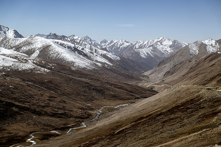 乡村的蓝色白雪皑山脉景观从巴基斯坦吉尔特巴蒂斯坦布萨山口开伯普赫图瓦的景色最佳图片